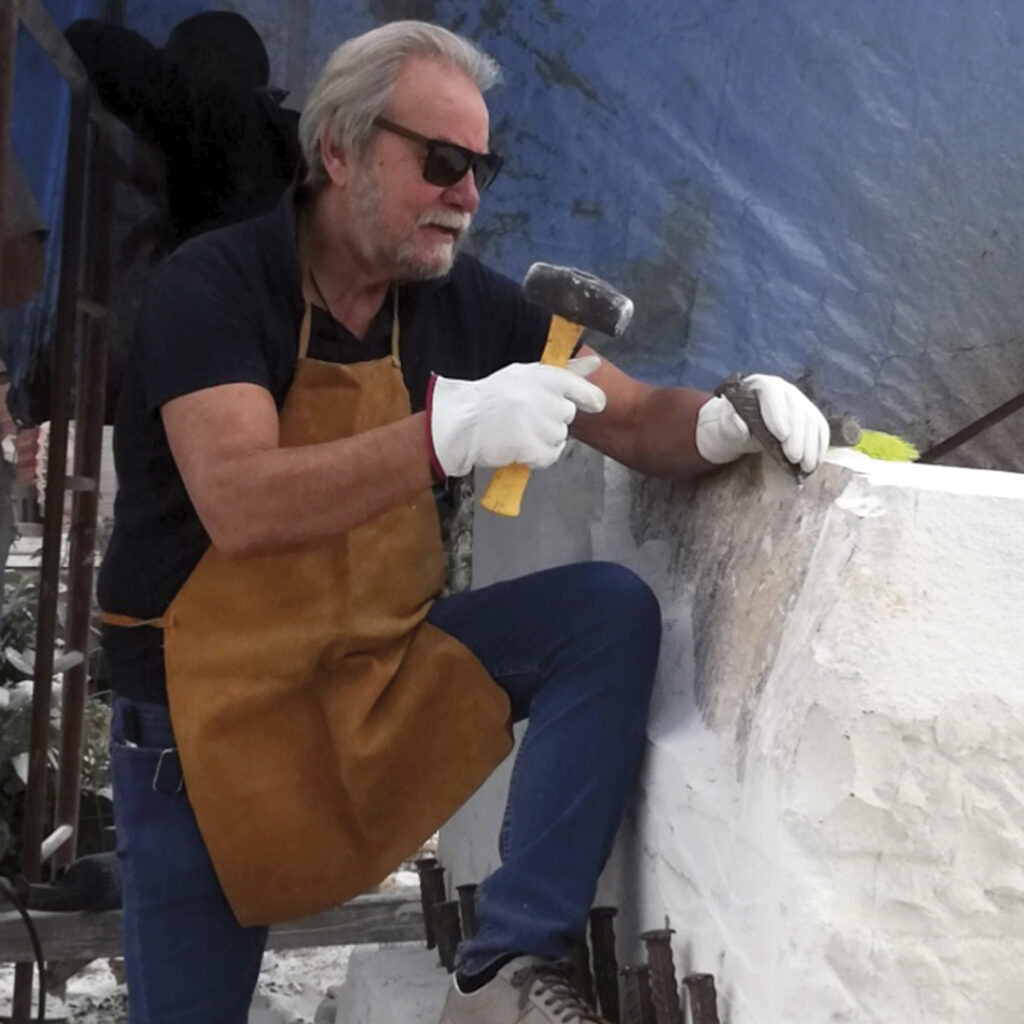 Biancardi dando el primer martillazo al bloque de cinco toneladas, que dio paso a “La familia”, escultura de poco más de cuatro metros, ubicada en Querétaro. / Foto Cortesía Rudy Biancardi.
