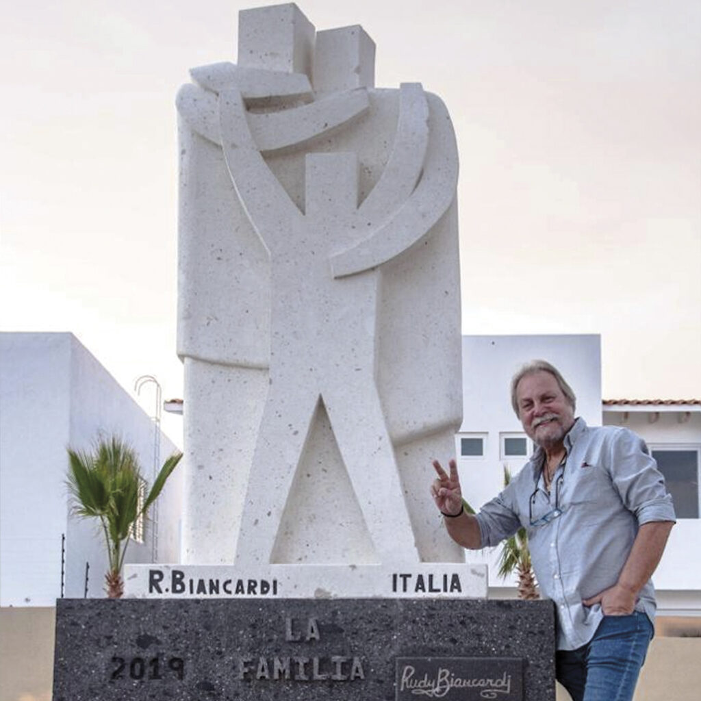Biancardi dando el primer martillazo al bloque de cinco toneladas, que dio paso a “La familia”, escultura de poco más de cuatro metros, ubicada en Querétaro. / Foto Cortesía Rudy Biancardi.