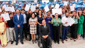 Reciben más de 700 estudiantes su certificado Contigo, Que Nadie se Quede Atrás